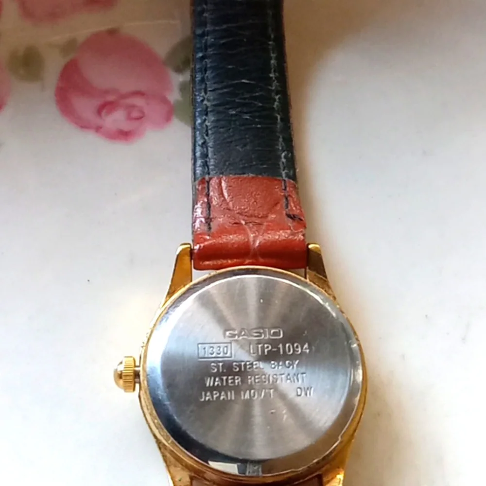 6 vintage ladies watches and one vintage new watch band. All as is. Great Deal.